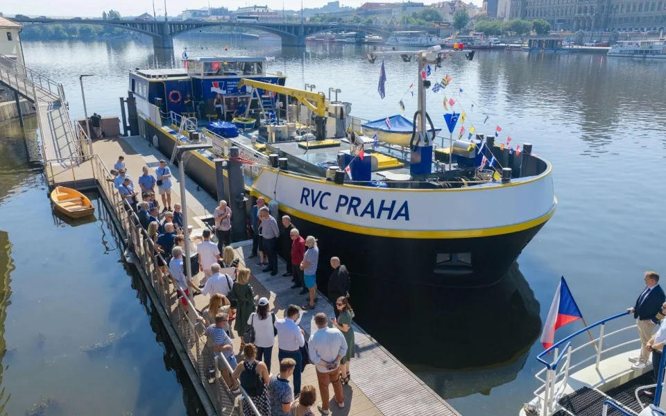 Po 28 letech má Praha nové servisní plavidlo s hybridním pohonem pro zásobování lodí