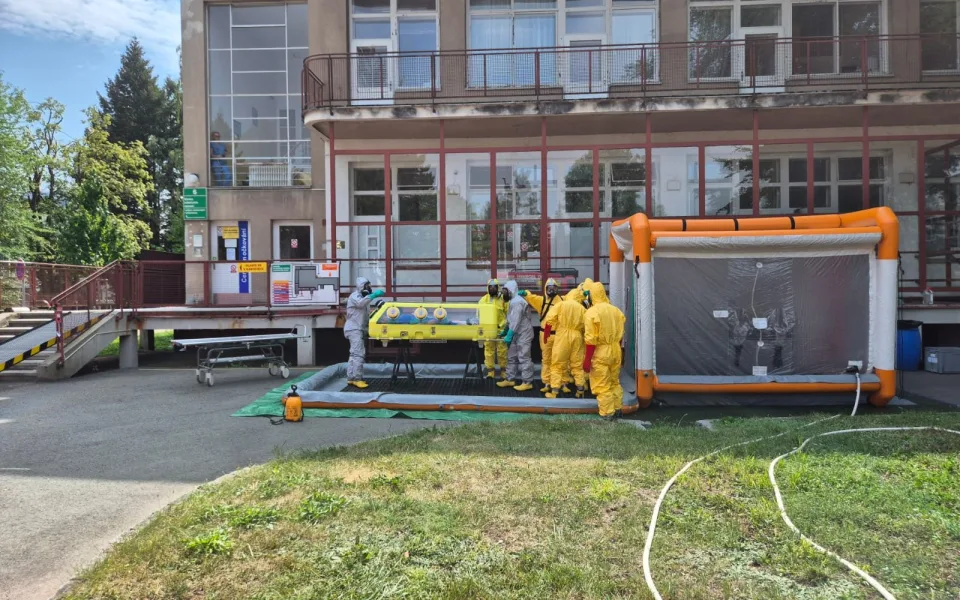Žena s podezřením na vysoce nebezpečnou nákazu míří na Bulovku