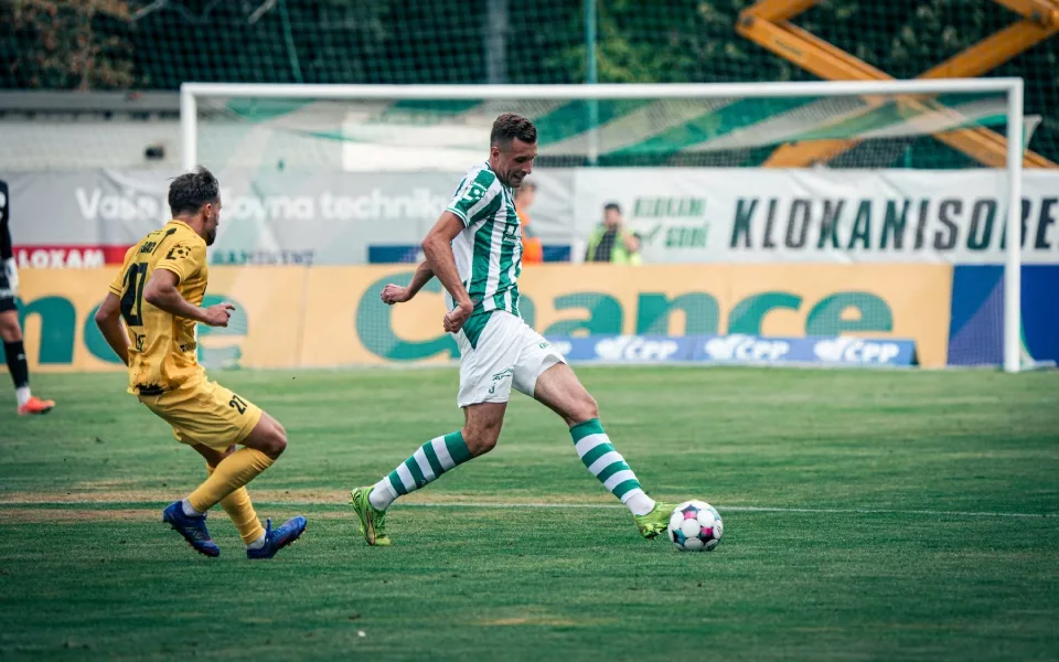 Vedení Bohemians vysvětlilo zoufalý stav trávníku. Řešit ho přišli odborníci