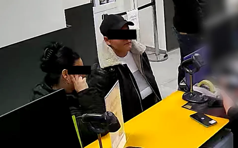 Ukradenou kartou vybrala 50 tisíc. Policisté hledají podezřelou ženu