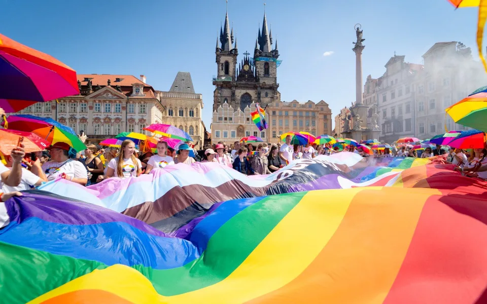 FOTO: Lásku všem. Prahou prošly tisíce lidí na duhovém průvodu Prague Pride
