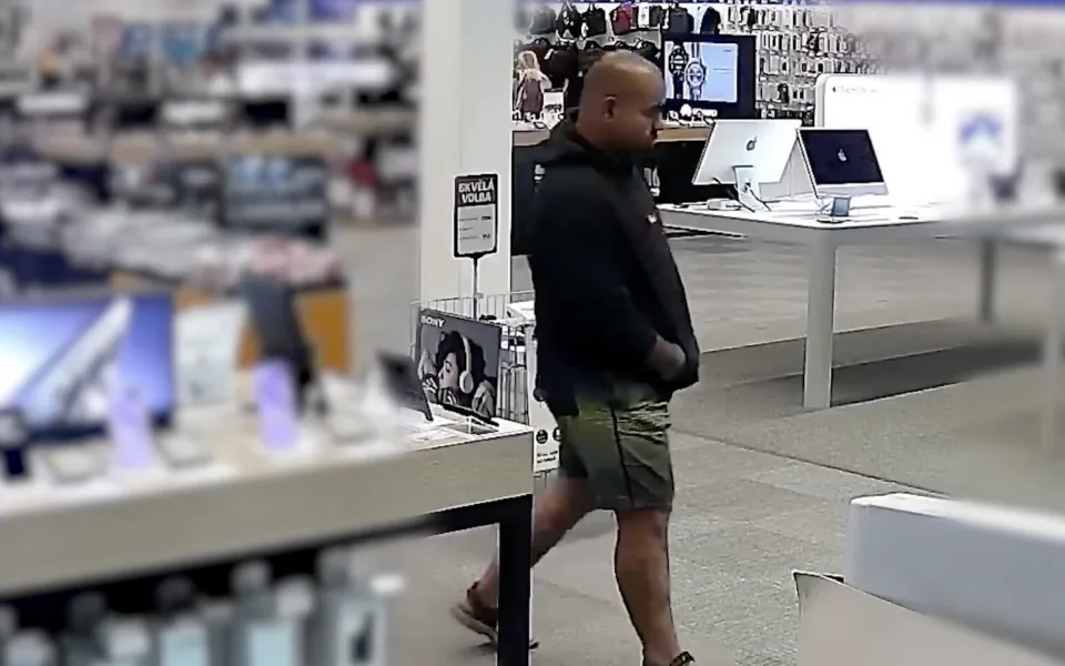 Muž ukradl vystavený telefon. I když houkal alarm, odešel naprosto v klidu
