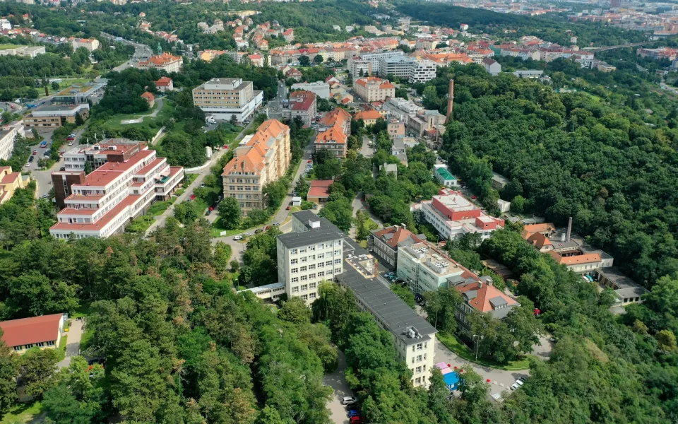 Pacientka utrpěla při císařském řezu popáleniny. Nemocnice incident vyšetřuje