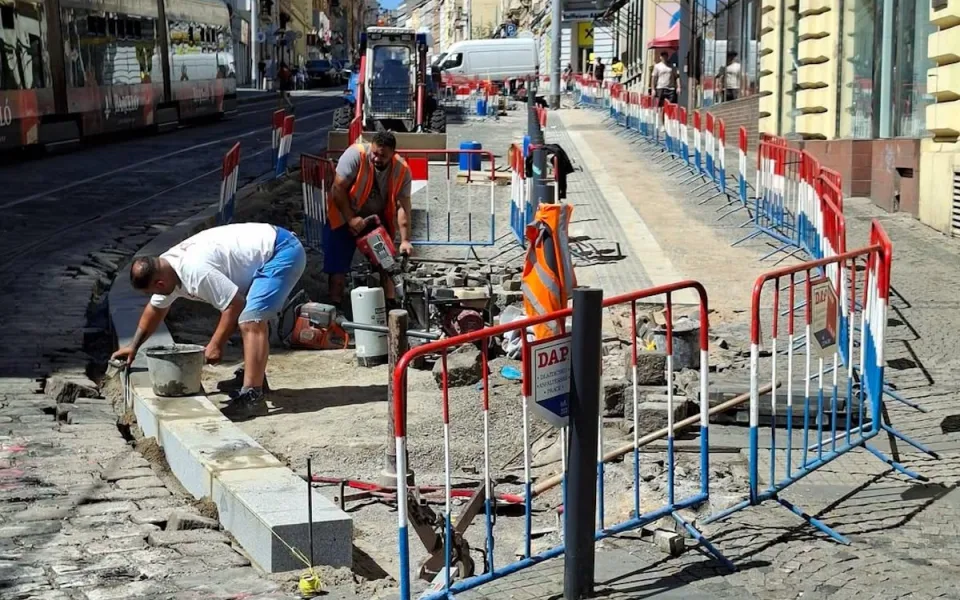 Na Strossmayerově náměstí upravují přechody, budou bezbariérové. Semafory ale nevrátí