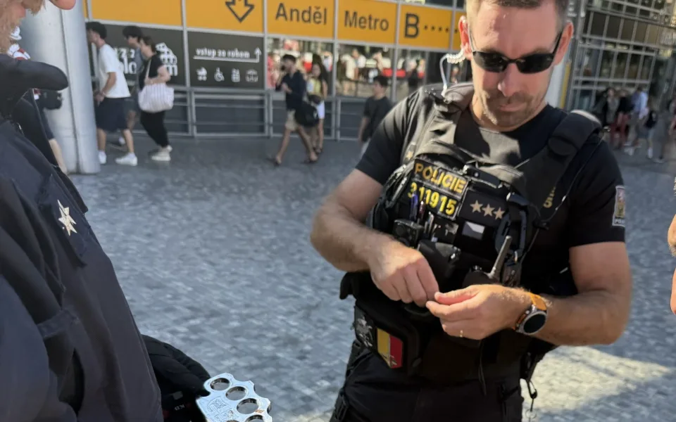 Policie kontrolovala v Praze taxikáře, u cizinců zjistila desítky přestupků