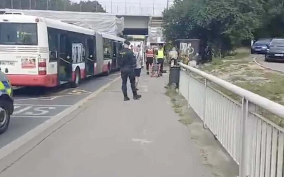 Autobus se v Praze střetl s autem, cestující se zranili při prudkém brzdění