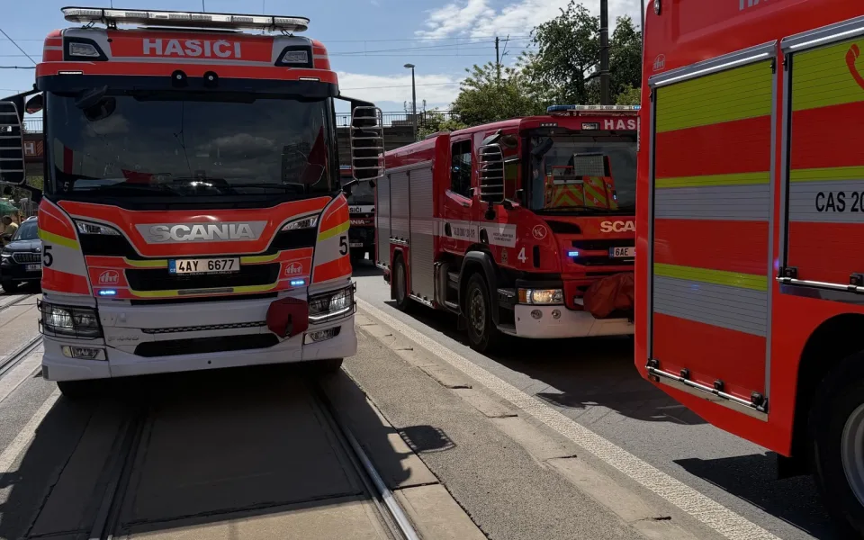 V bytě na Chodově vzplálo umakartové jádro, na místě je pět zraněných