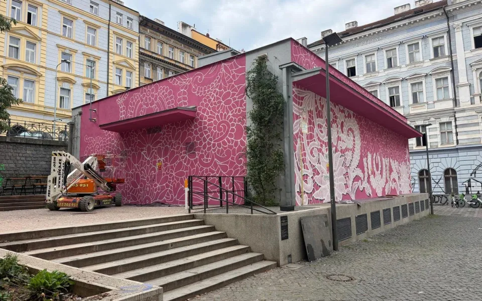 Ta barva se sem nehodí. Nový růžový mural na Žižkově budí emoce