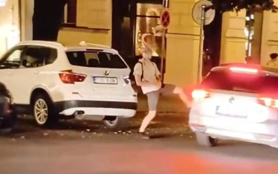 GIBS řeší případ muže, který poškodil auta v Pařížské. Hledá svědky události