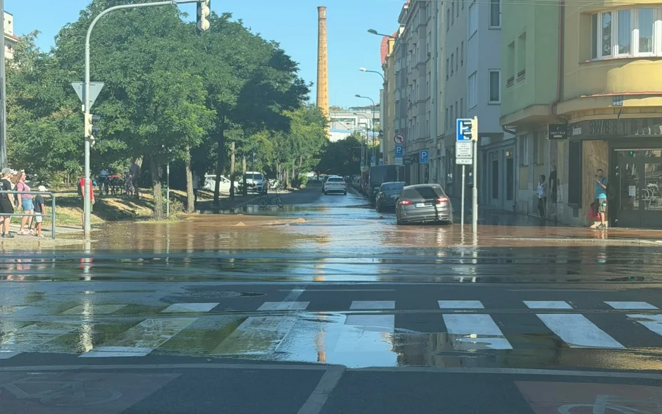 Voda z prasklého vodovodního potrubí zaplavila ulice v pražské Libni