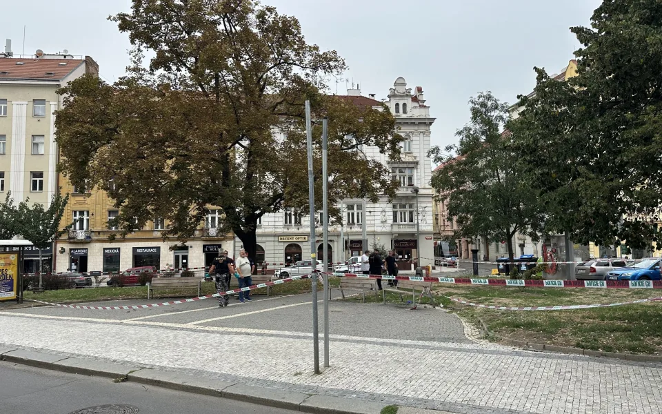 Hádka na náměstí v Nuslích skončila pobodáním, jednoho muže odvezli do nemocnice