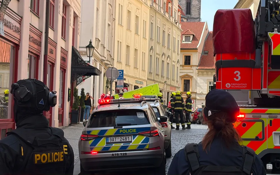 Policejní zásah v centru Prahy. V hotelovém pokoji se zabarikádoval agresivní host