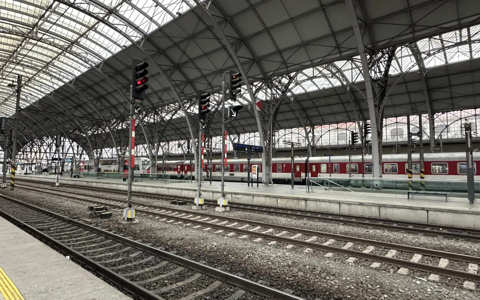 Mezi hlavním nádražím a Holešovicemi nejezdí vlaky, rychlík srazil člověka