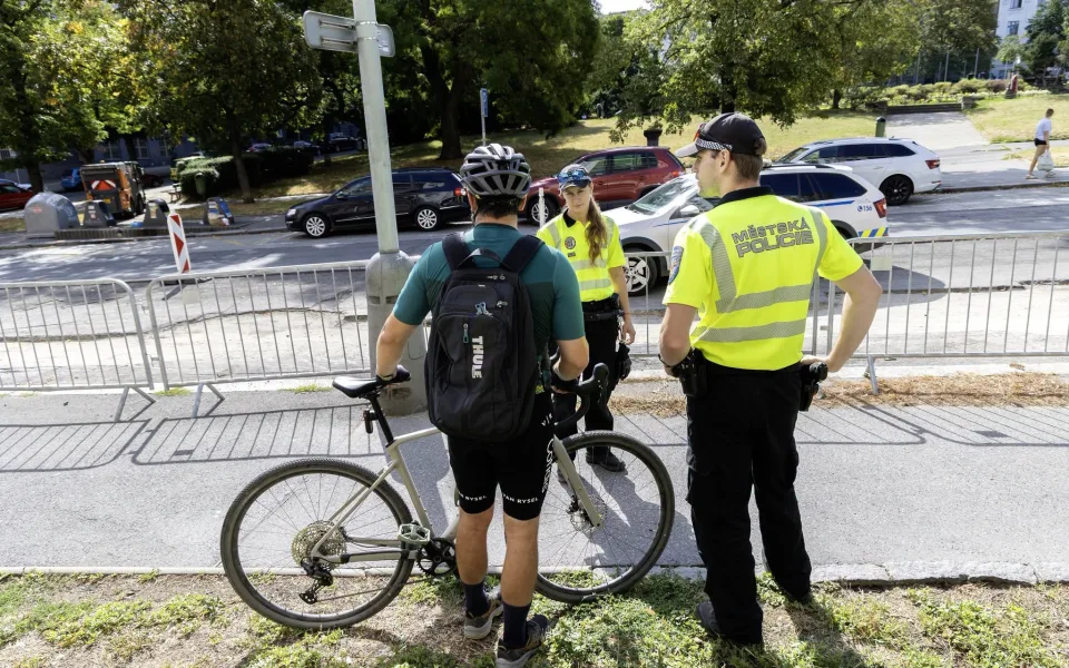 Další kontroly cyklistů a koloběžkářů. Strážníci řešili skoro 500 přestupků