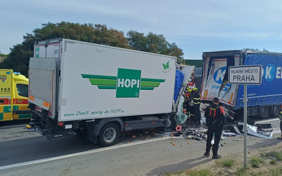 Provoz na D8 zastavila nehoda dvou náklaďáků, jednoho řidiče museli vyprostit