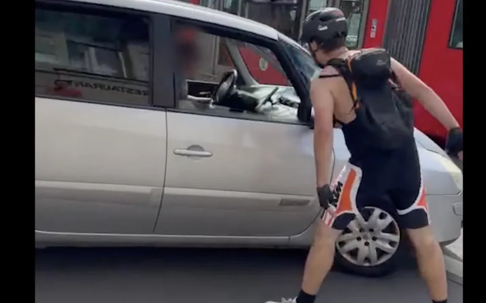 Cyklista nedal přednost autu, rozbil přední sklo a ujel se zdviženým prostředníčkem