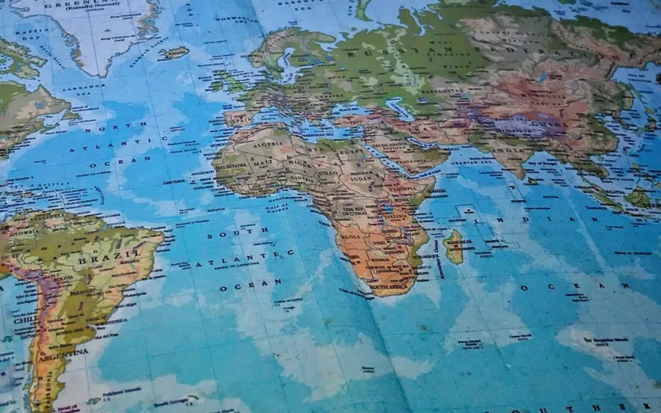 Grónsko není stejně velké jako Afrika. OSN podpořila změnu světových map